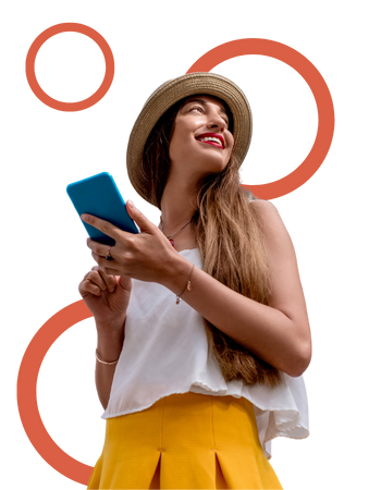 Mulher loira com chapéu, sorrindo e usando o seu celular